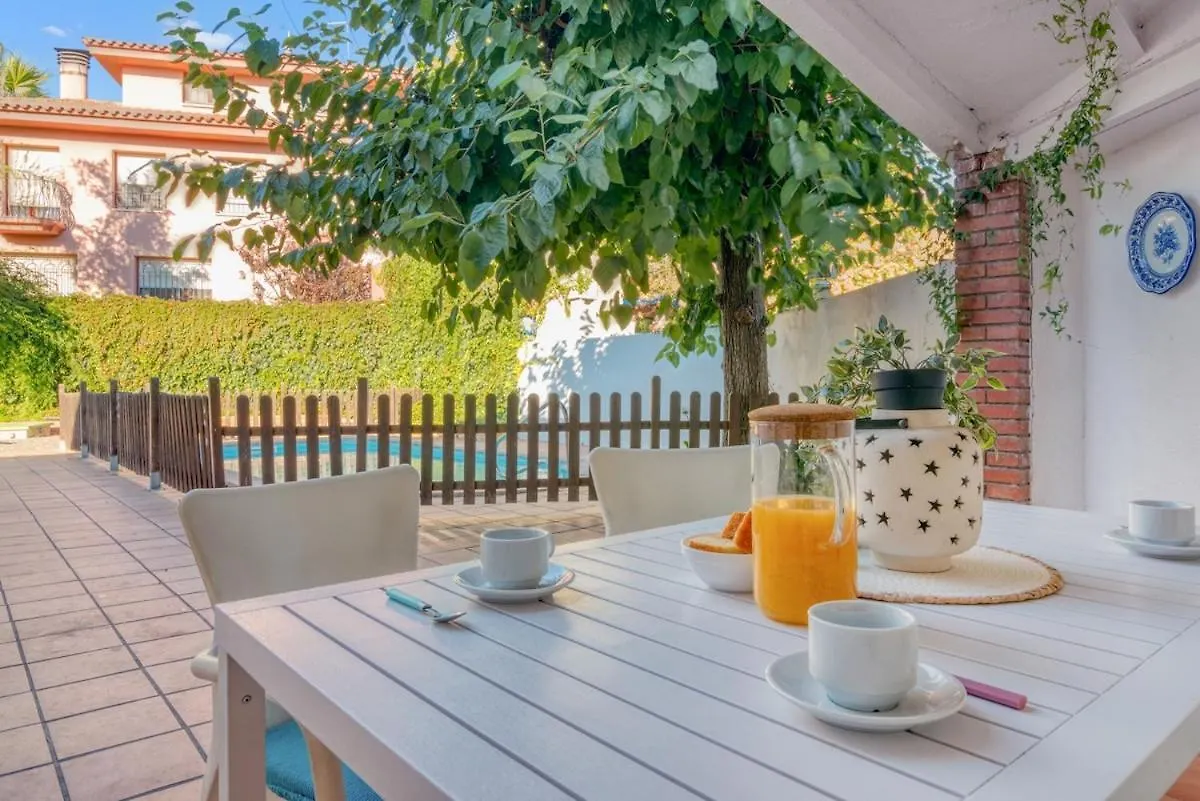 Escape To Salou! Pool, Barbecue & Beach 5 Min Away Apartment