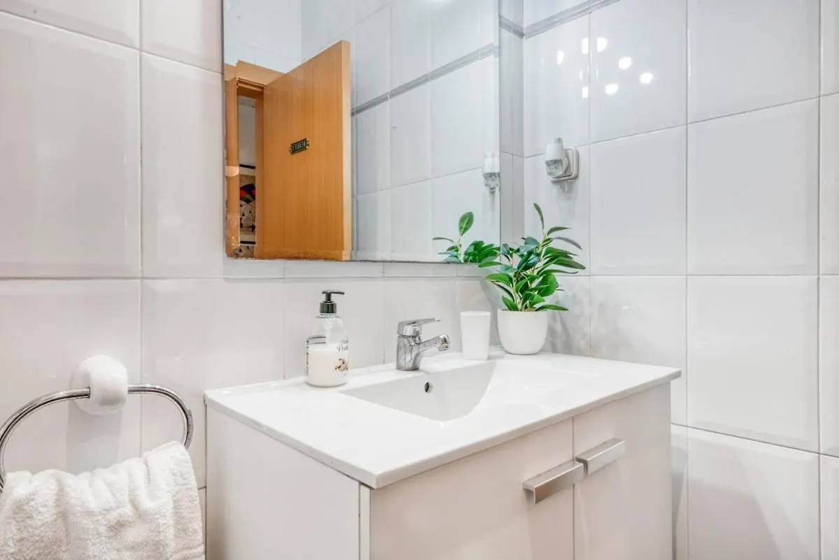 Escape To Salou! Pool, Barbecue & Beach 5 Min Away Apartment